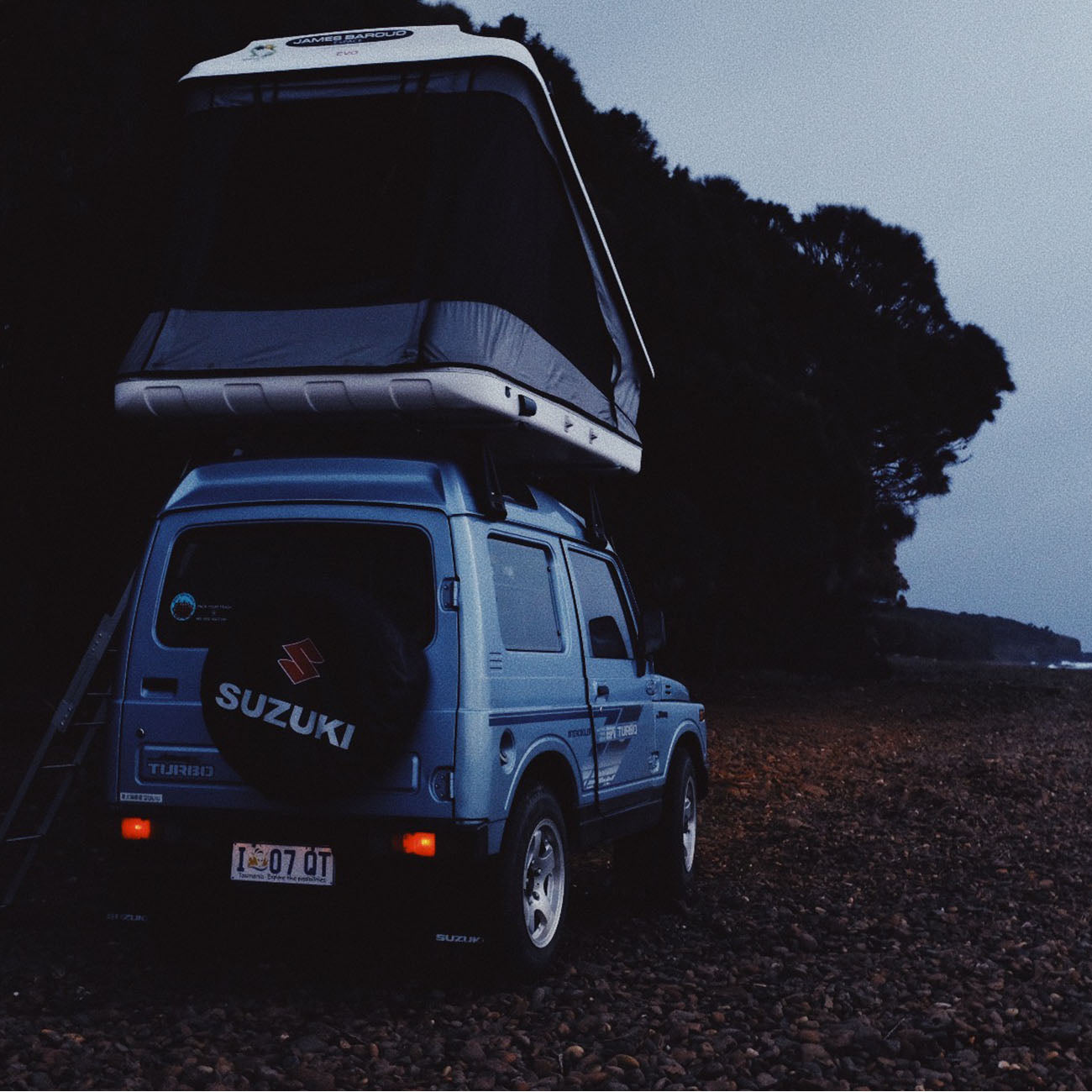 James Baroud Space Hardshell Clamshell Rooftop Tent